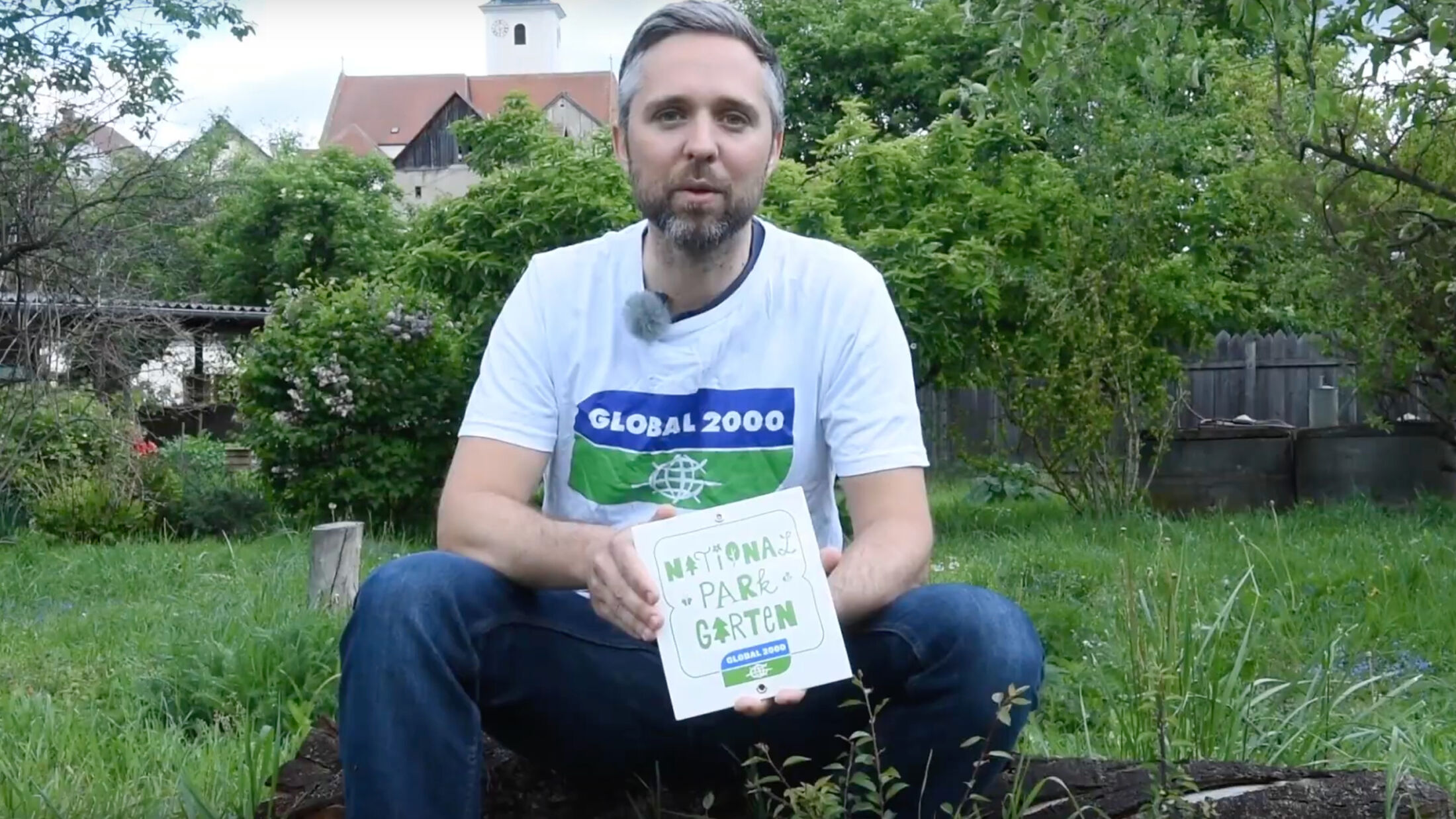 GLOBAL 2000 – Nationalpark Garten, Foto eines GLOBAL 2000 Mitarbeiters mit der Plakette; ©Studio FREUDE