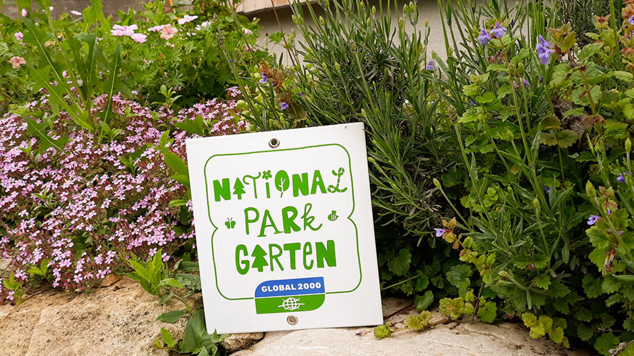 GLOBAL 2000 – Nationalpark Garten, Foto der Projekt-Plakette in einem Garten; ©Studio FREUDE