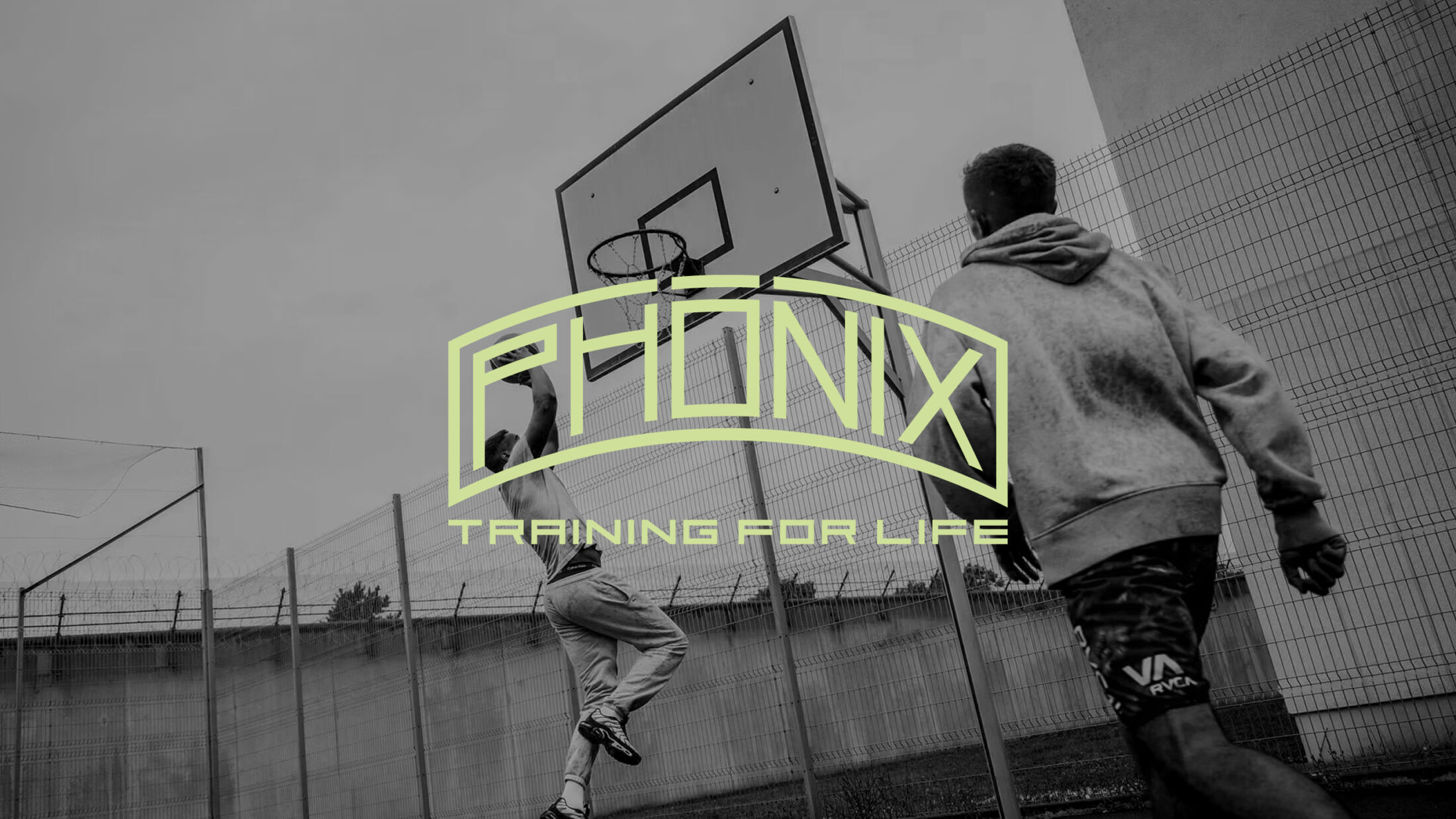 Phönix – Training for Life, Logo auf einem Foto eines Basketballspiels; ©Studio FREUDE