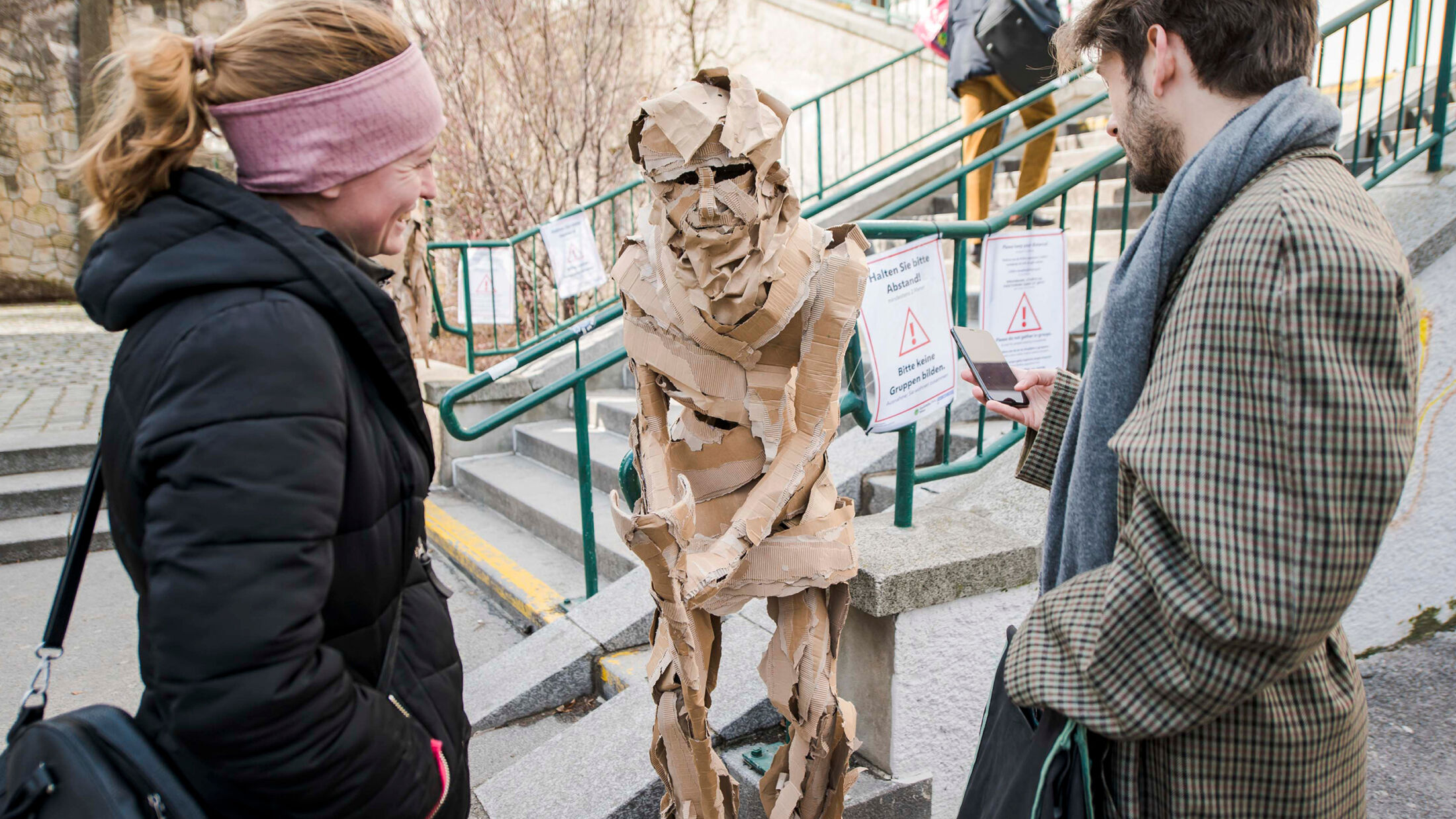 VinziRast hilft auf. Foto einer Figur und Besuchern bei der Ausstellung; ©Studio FREUDE