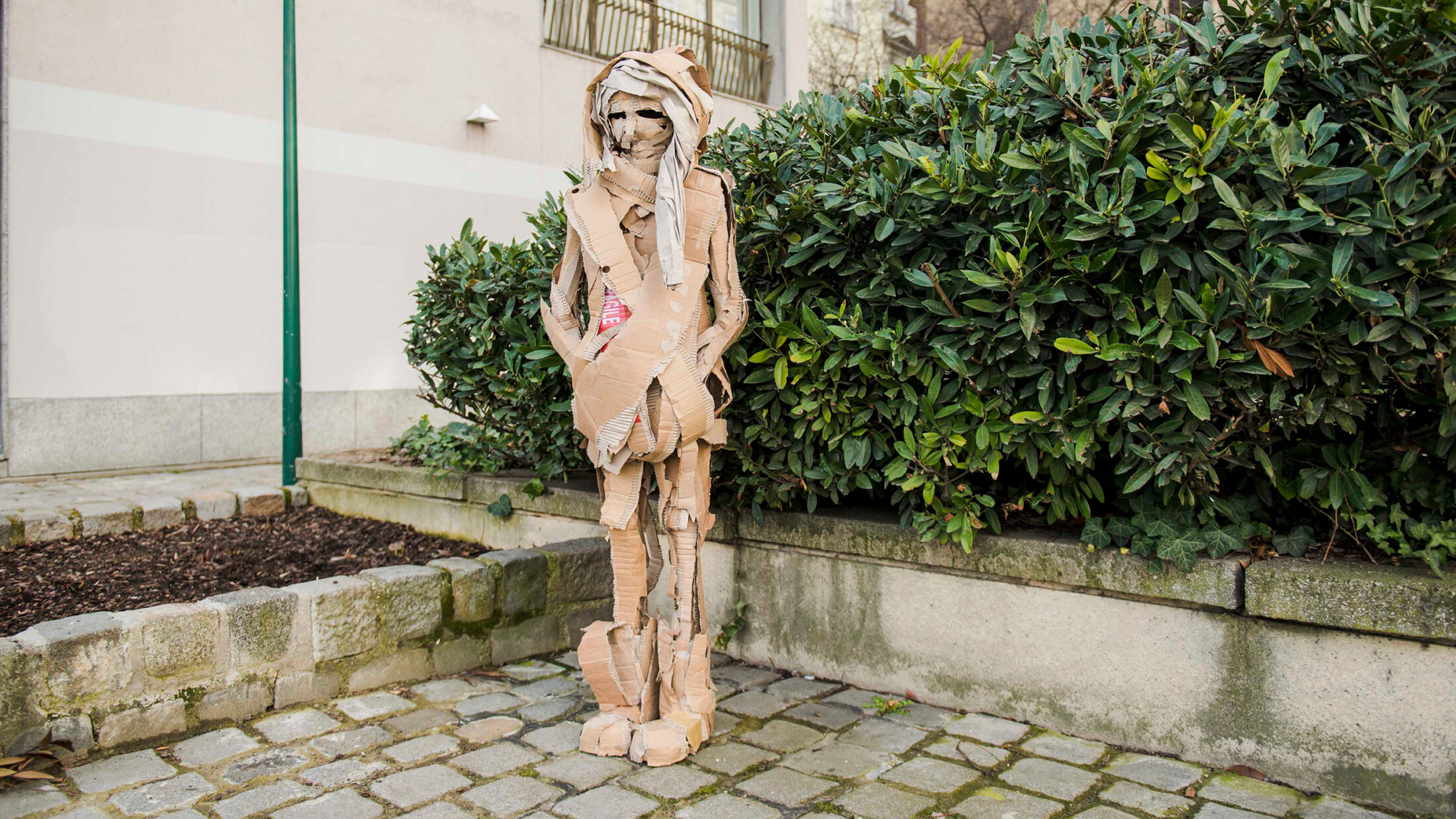 VinziRast hilft auf. Foto einer Figur bei der Ausstellung; ©Studio FREUDE