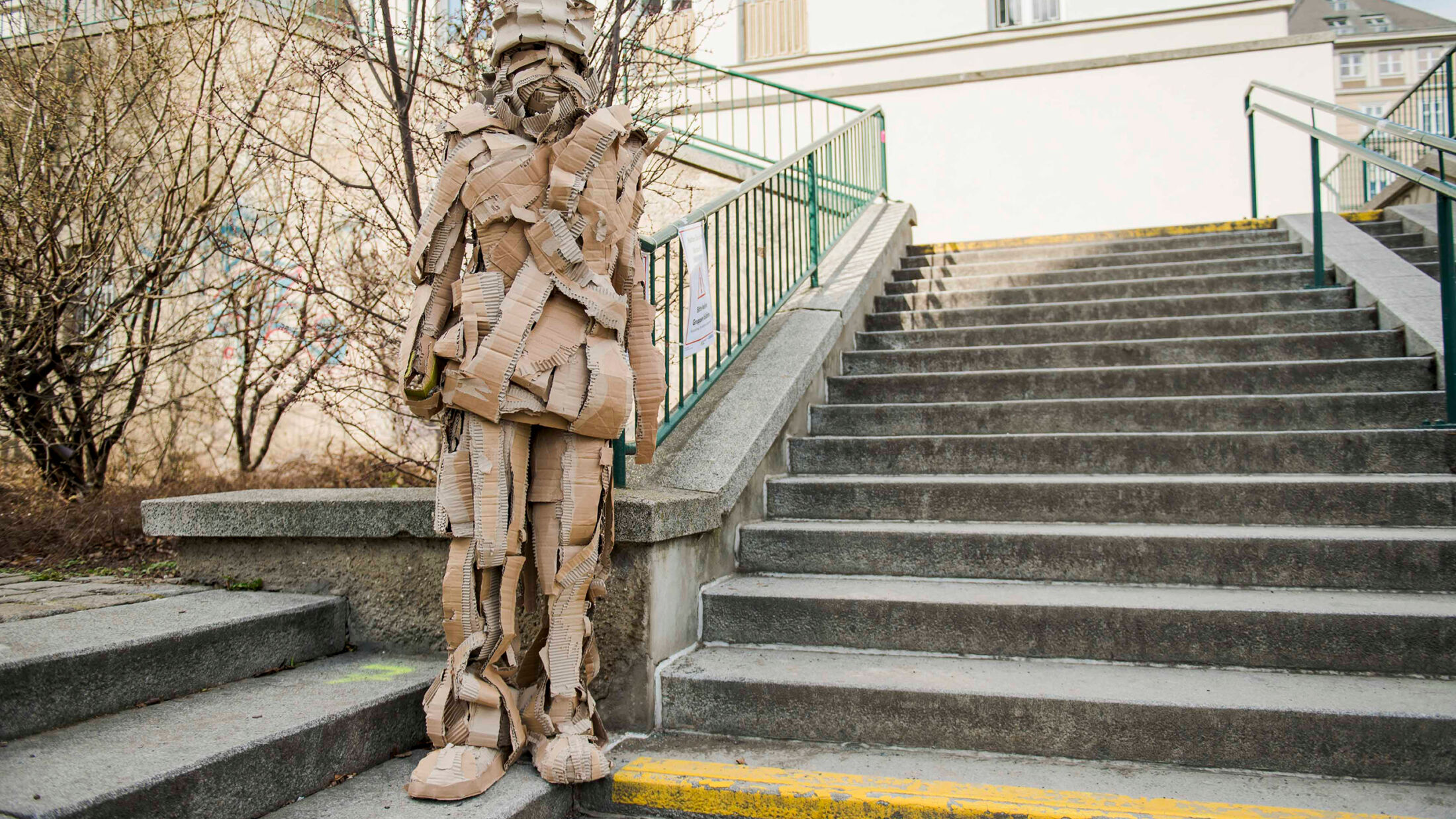 VinziRast hilft auf. Foto einer weiteren Figur bei der Ausstellung; ©Studio FREUDE