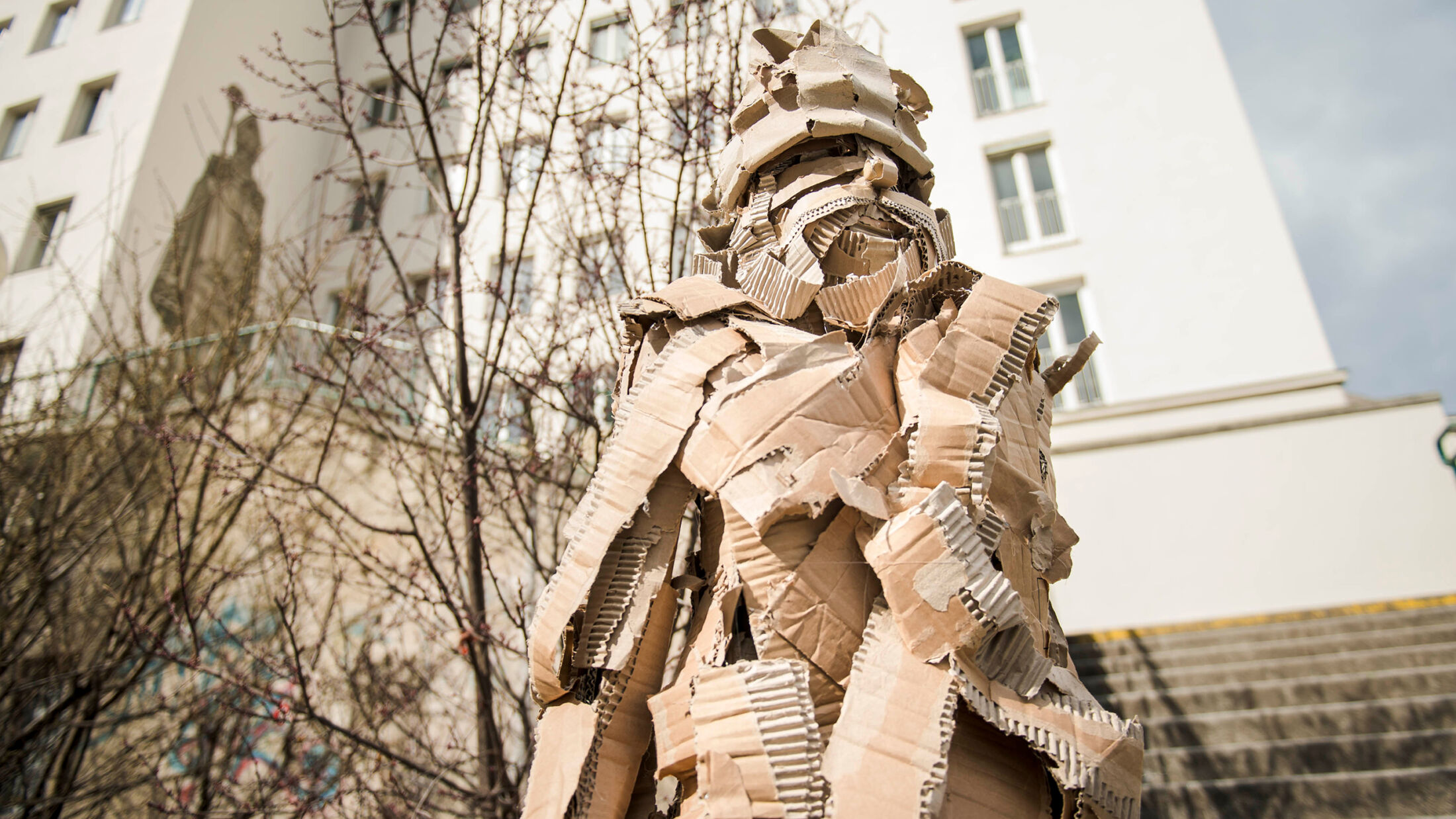 VinziRast hilft auf. Detailfoto einer Figur bei der Ausstellung; ©Studio FREUDE