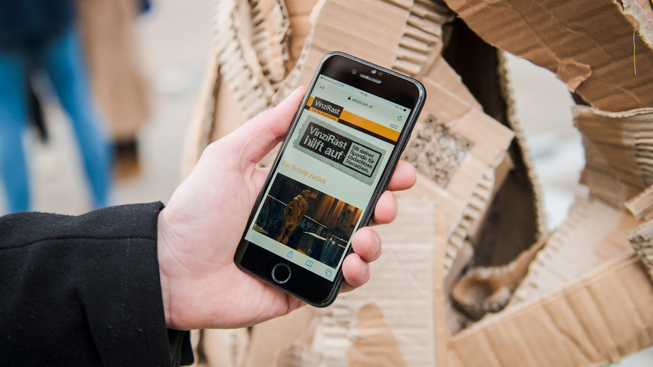 VinziRast hilft auf. Detailfoto der Website auf dem Smartphone; ©Studio FREUDE