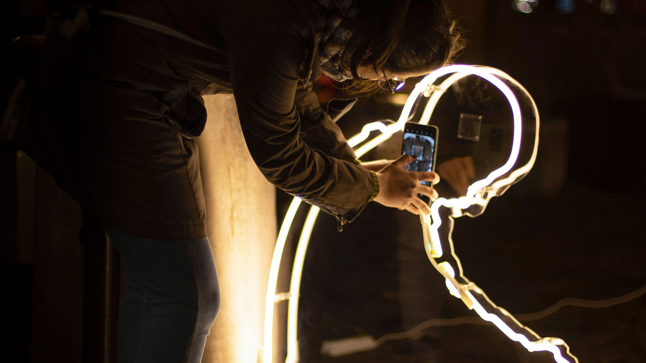 VinziRast hilft auf. Seit 20 Jahren. Aufnahme Scanvorgang Ausstellung „Glowing Wanderers“; ©Studio FREUDE