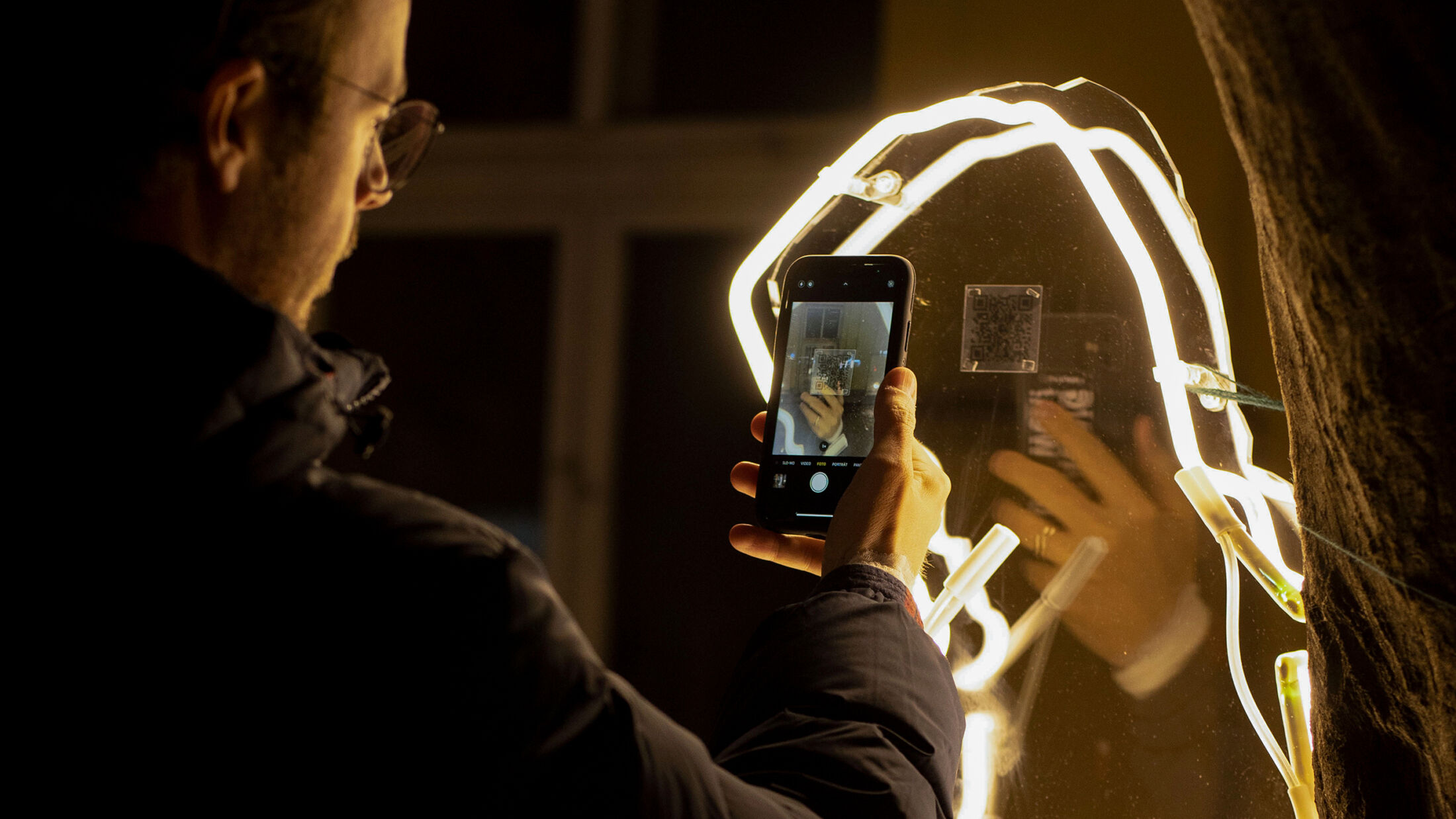 VinziRast hilft auf. Seit 20 Jahren. Detailaufnahme Ausstellung „Glowing Wanderers“; ©Studio FREUDE