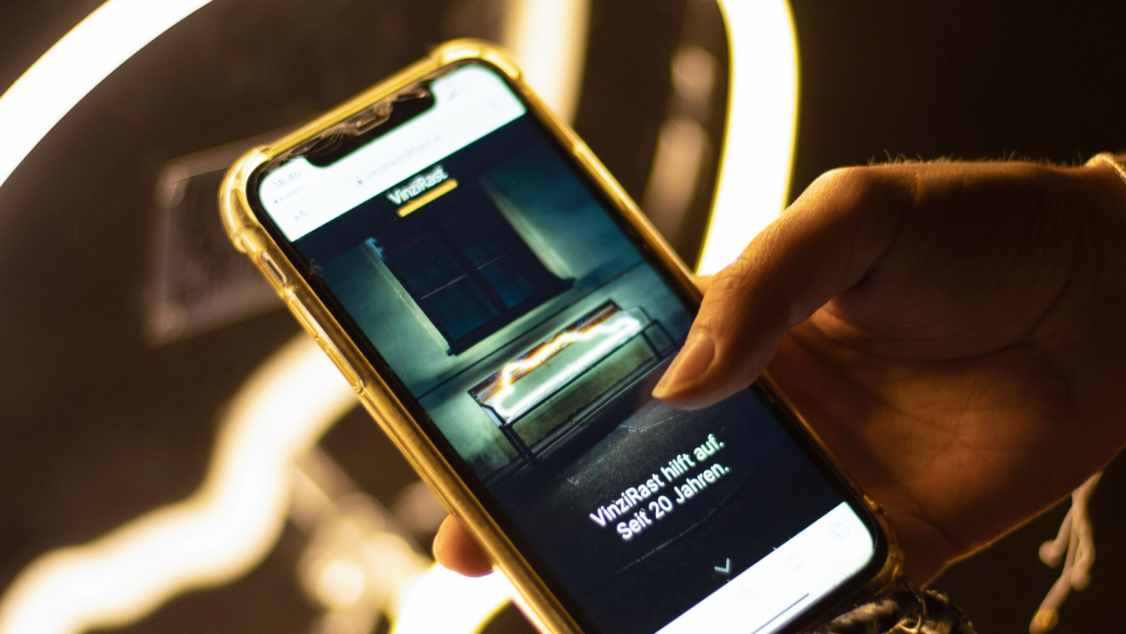 VinziRast hilft auf. Seit 20 Jahren. Detailaufnahme Website Ausstellung „Glowing Wanderers“; ©Studio FREUDE