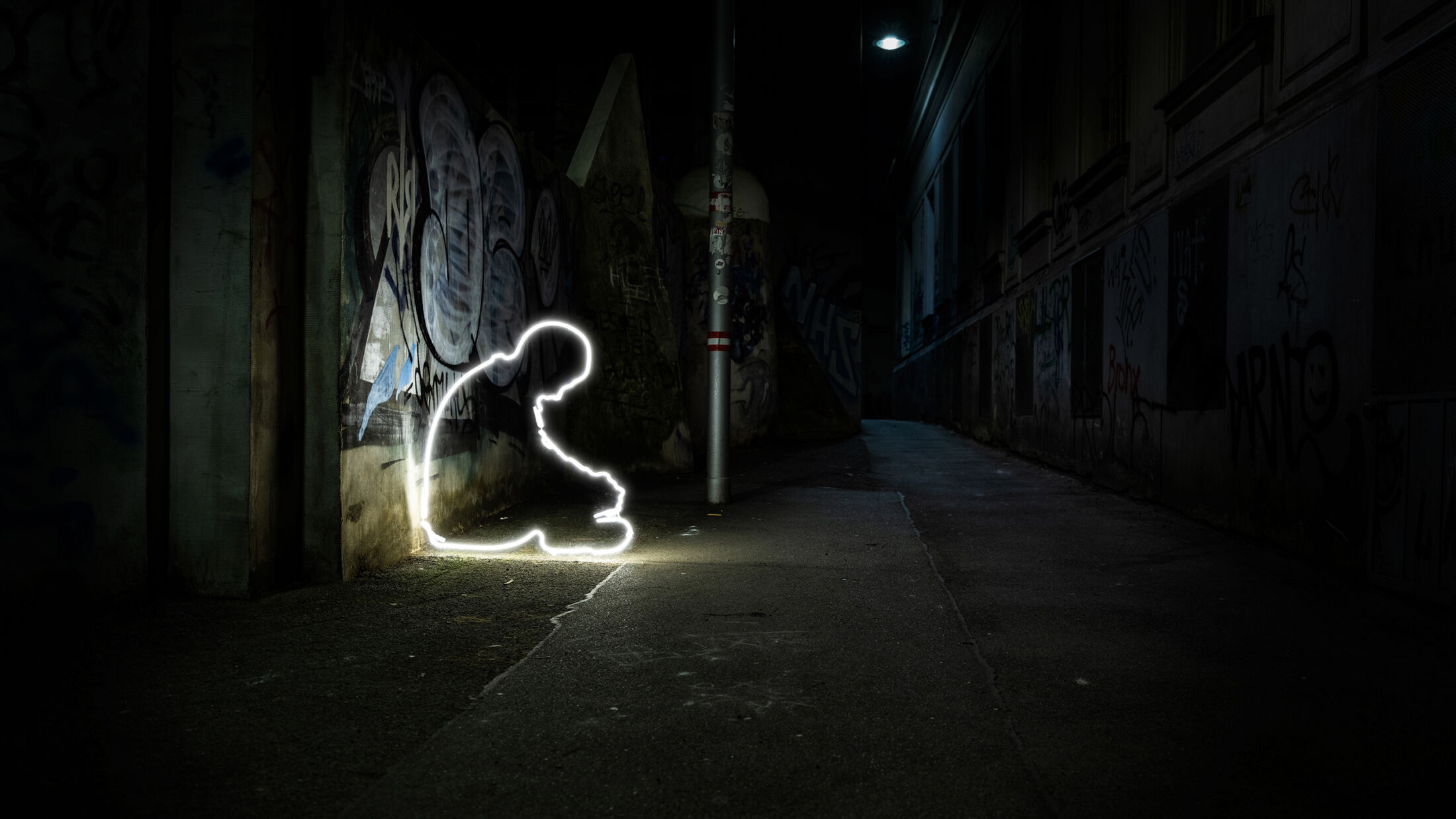 VinziRast hilft auf. Seit 20 Jahren. Figur „Glowing Wanderer Sitzend“; ©Studio FREUDE