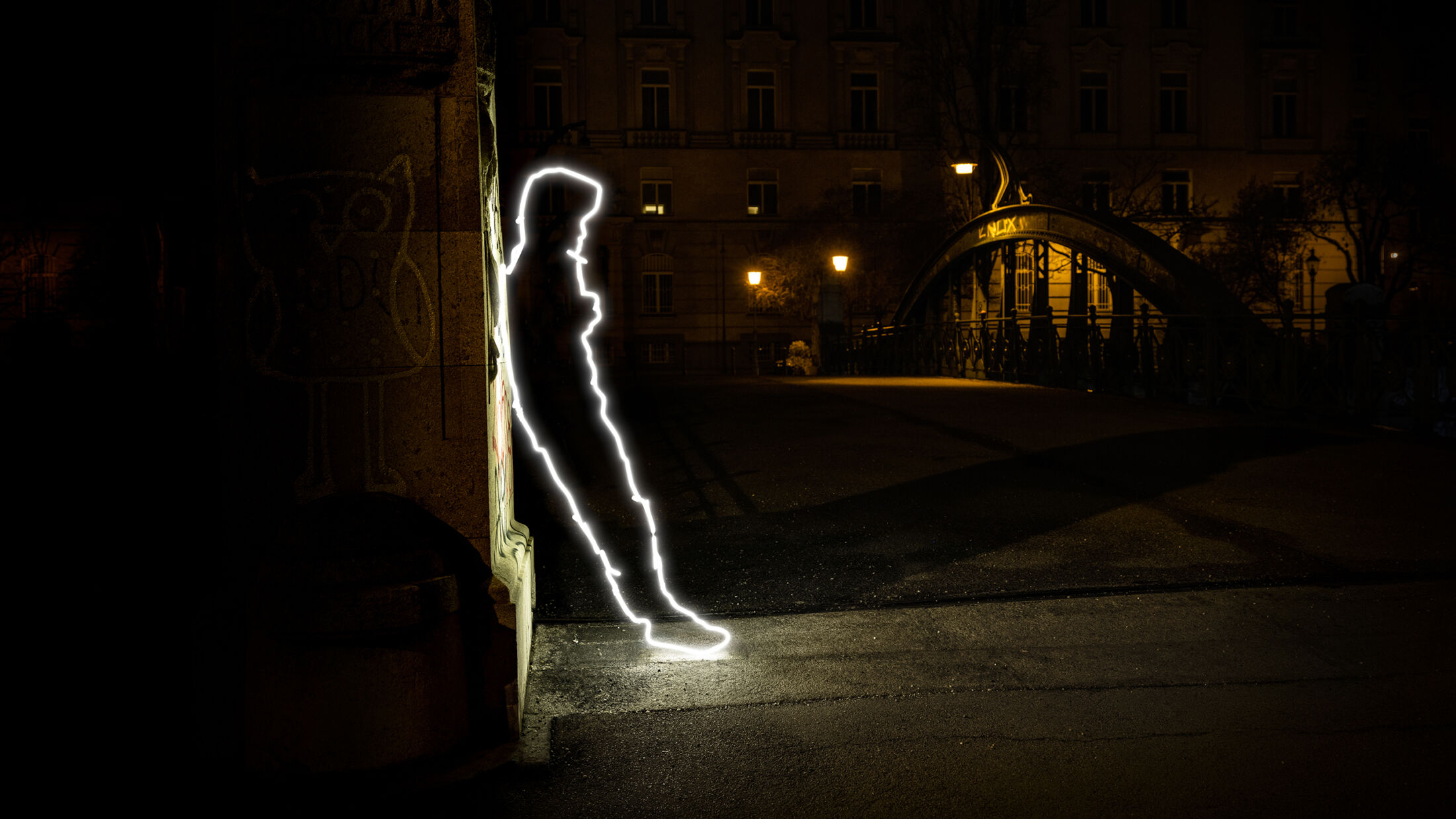 VinziRast hilft auf. Seit 20 Jahren. Figur „Glowing Wanderer Stehend“; ©Studio FREUDE