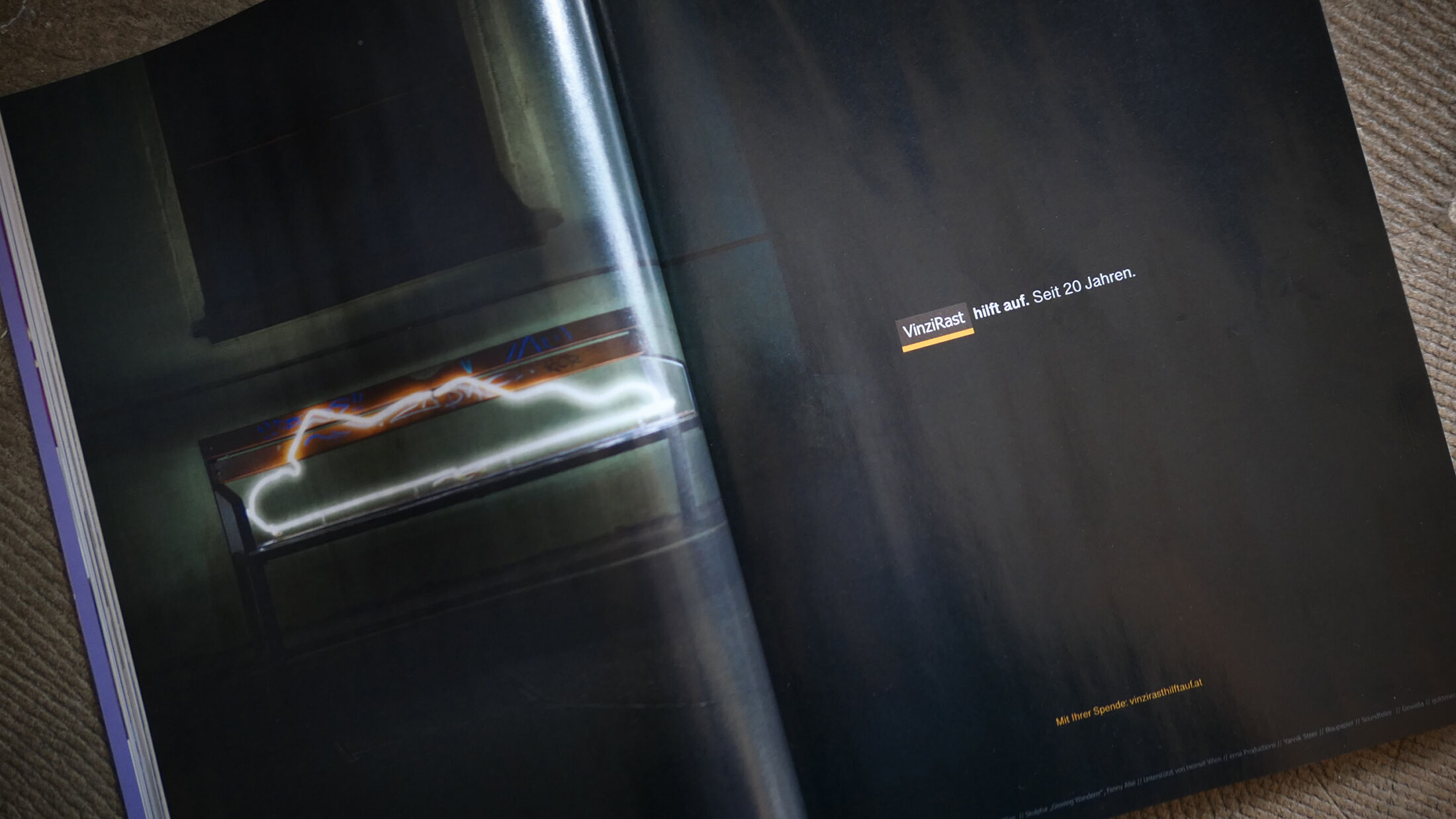 VinziRast hilft auf. Seit 20 Jahren. Printanzeige „Glowing Wanderer Liegend“; ©Studio FREUDE