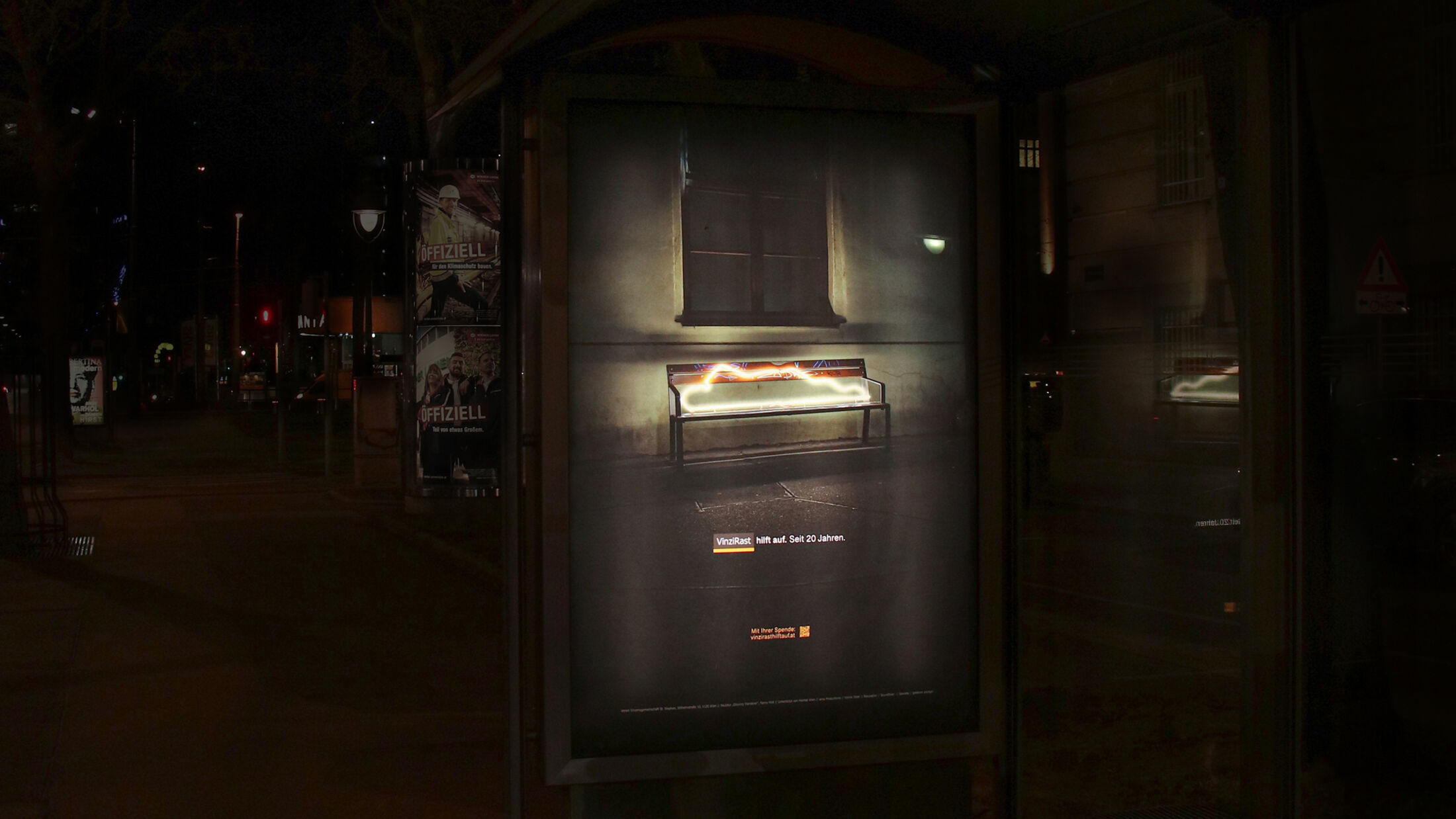 VinziRast hilft auf. Seit 20 Jahren. Citylight „Glowing Wanderer Liegend“; ©Studio FREUDE