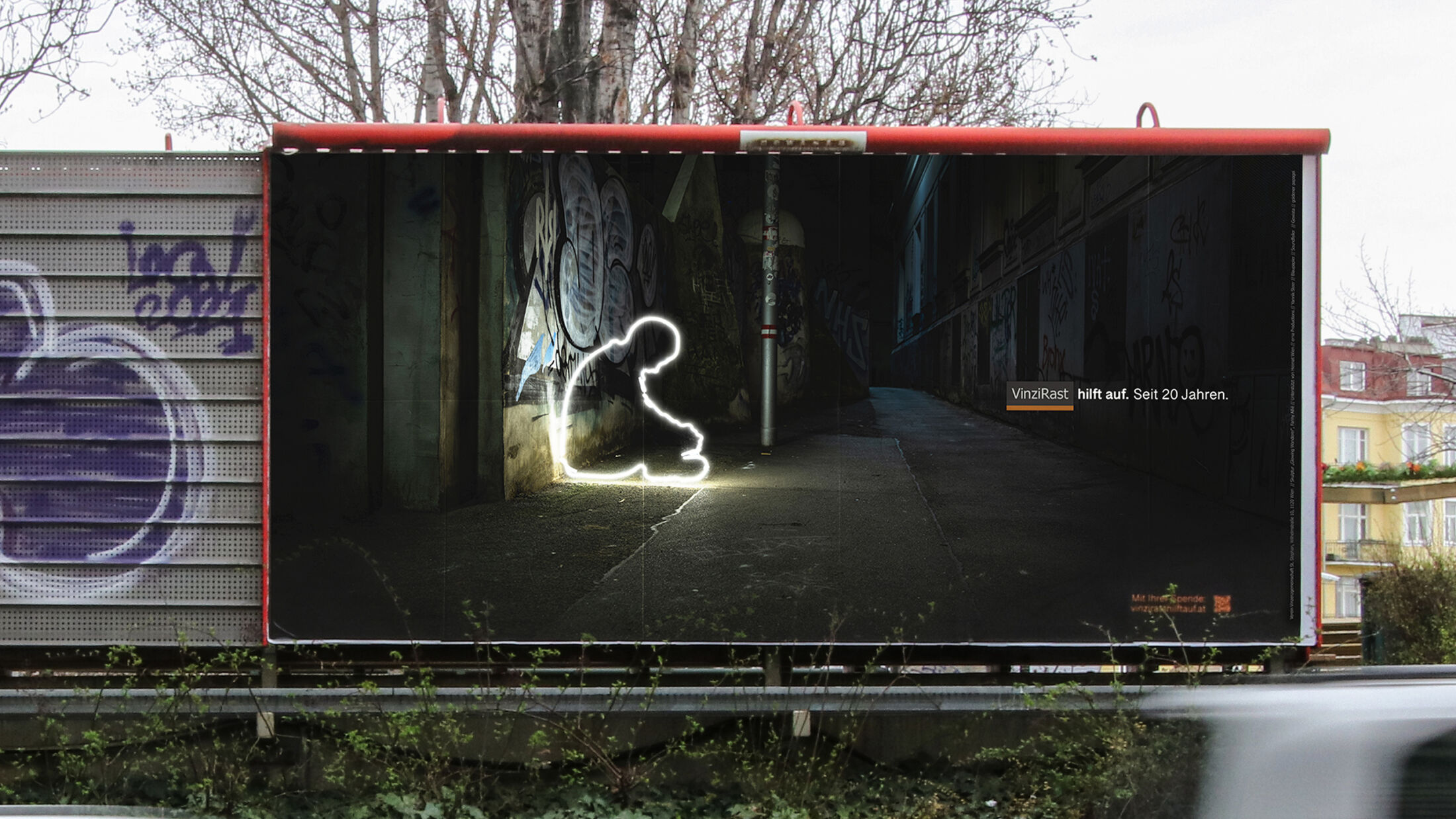 VinziRast hilft auf. Seit 20 Jahren. Plakat „Glowing Wanderer Sitzend“; ©Studio FREUDE