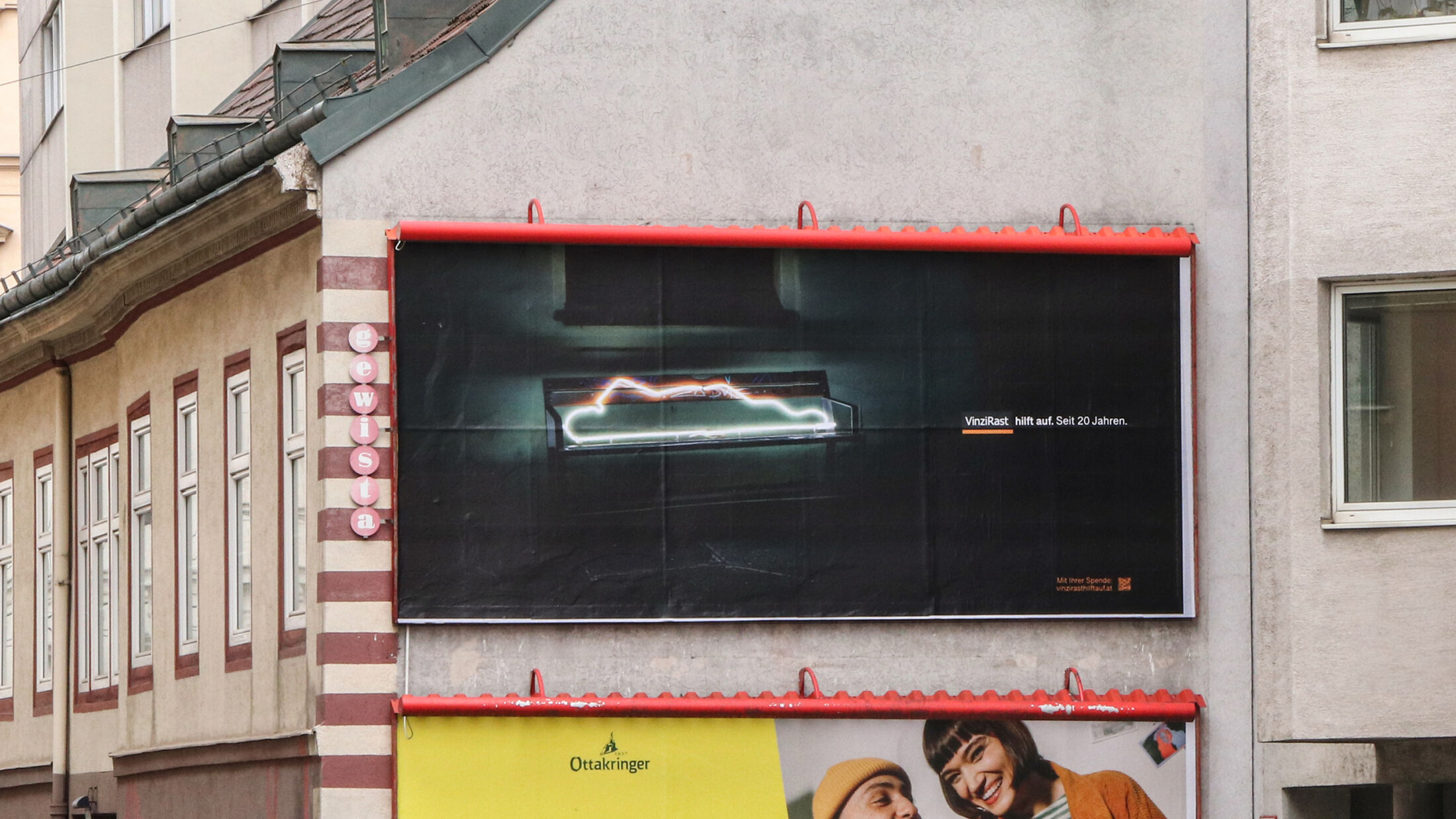 VinziRast hilft auf. Seit 20 Jahren. Plakat „Glowing Wanderer Liegend“; ©Studio FREUDE